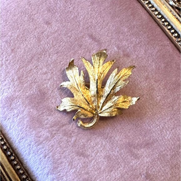 Vintage Mid-Century Gold-Tone Maple Leaf Brooch Pin Textured Detailing Unsigned - Picture 8 of 10